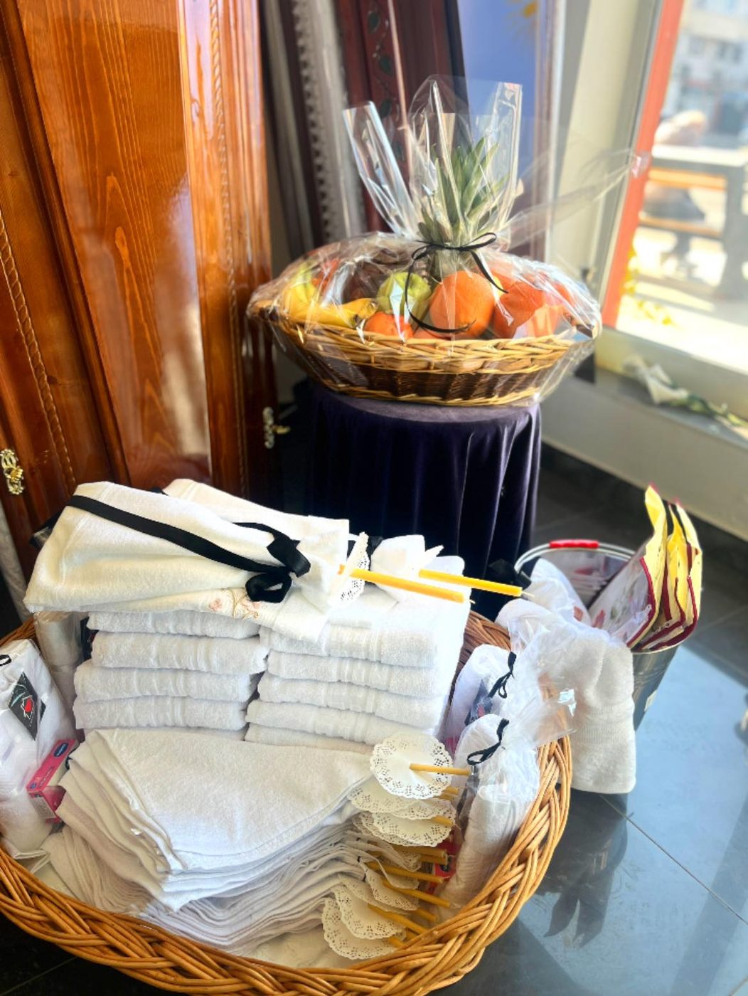 Coș cu prosoave și produse funerare